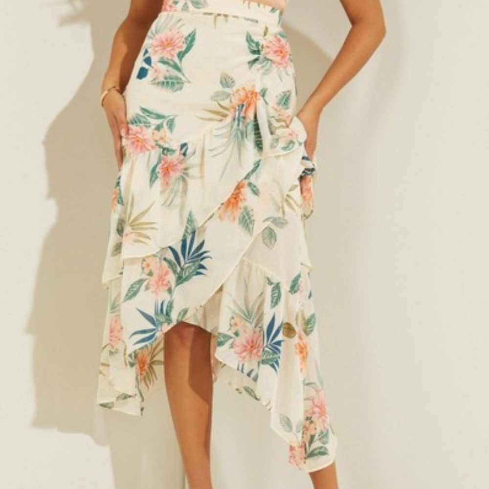 Guess small floral skirt 😍